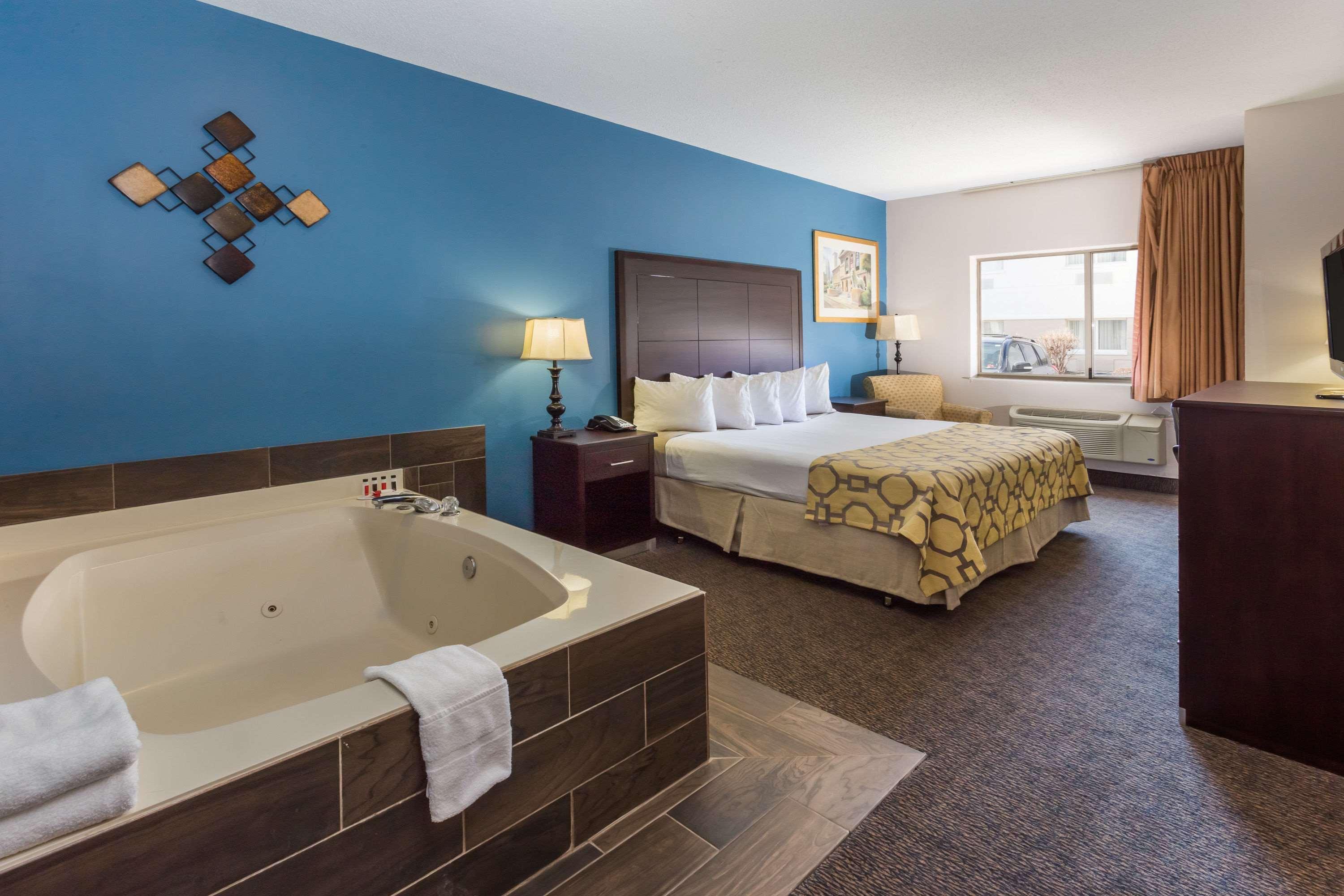 Baymont By Wyndham Anderson Hotel Екстериор снимка