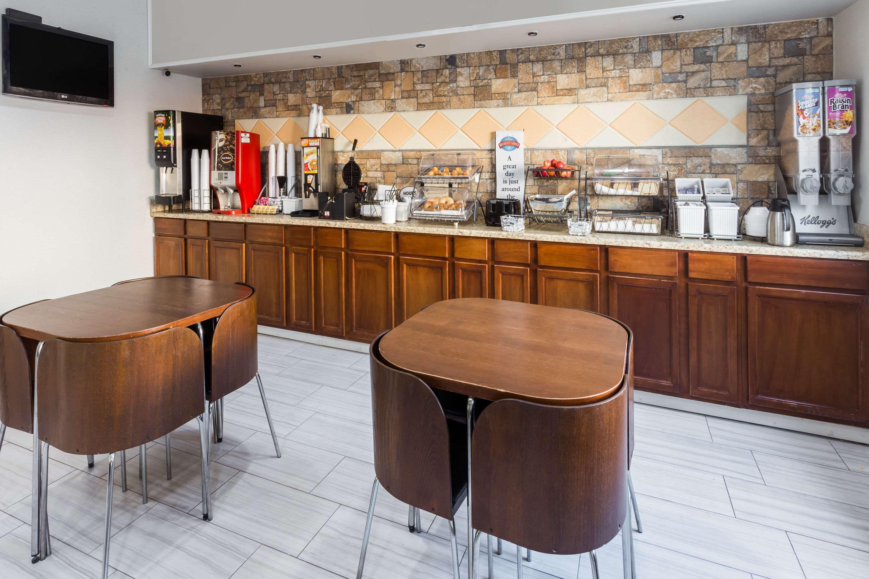 Baymont By Wyndham Anderson Hotel Екстериор снимка