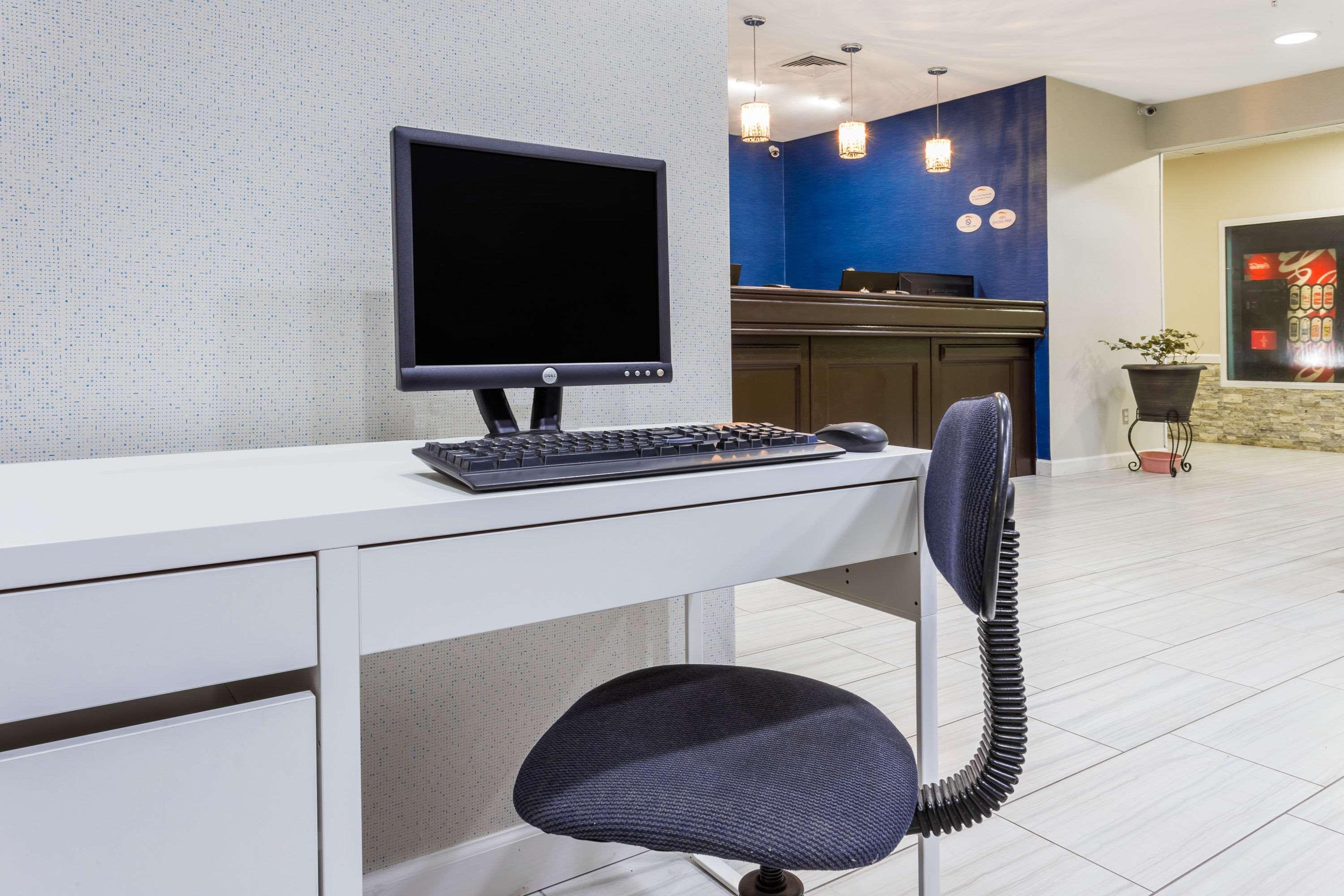 Baymont By Wyndham Anderson Hotel Екстериор снимка