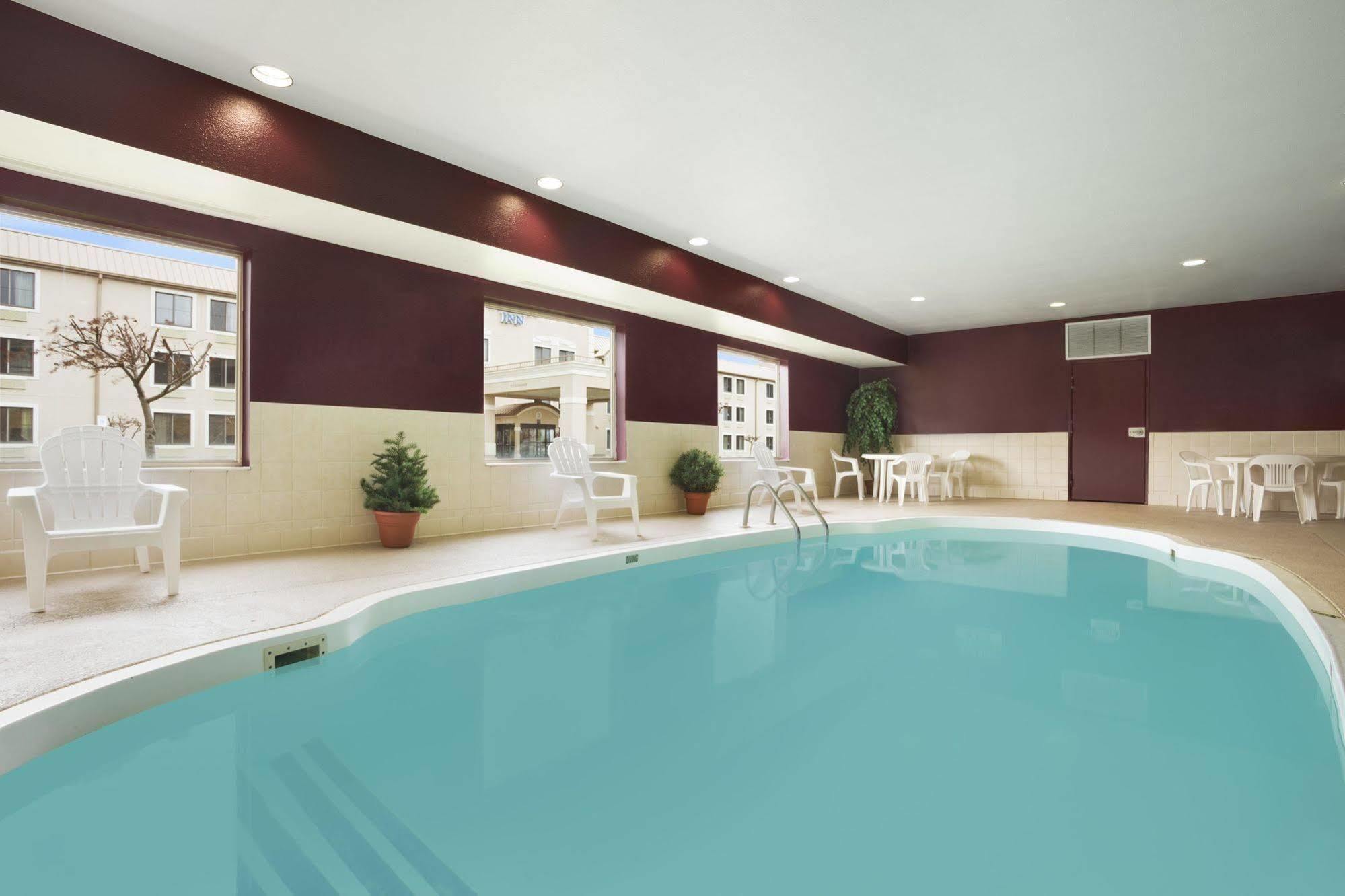 Baymont By Wyndham Anderson Hotel Екстериор снимка